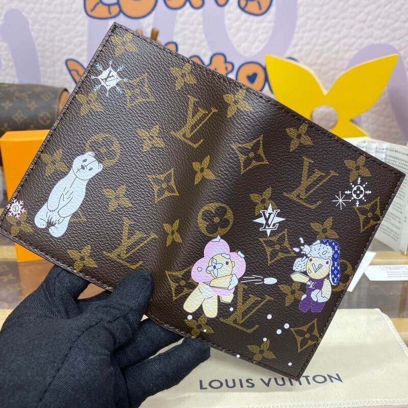 L0vis Vvtt0n Passport Cover M12237