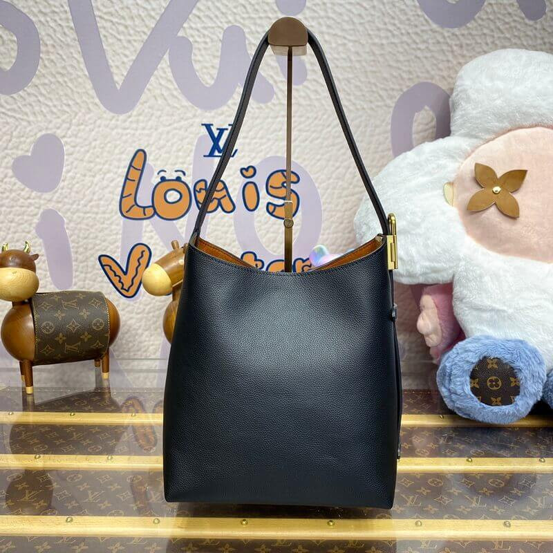 L0vis Vvtt0n Low Key Hobo PM M25352 Black