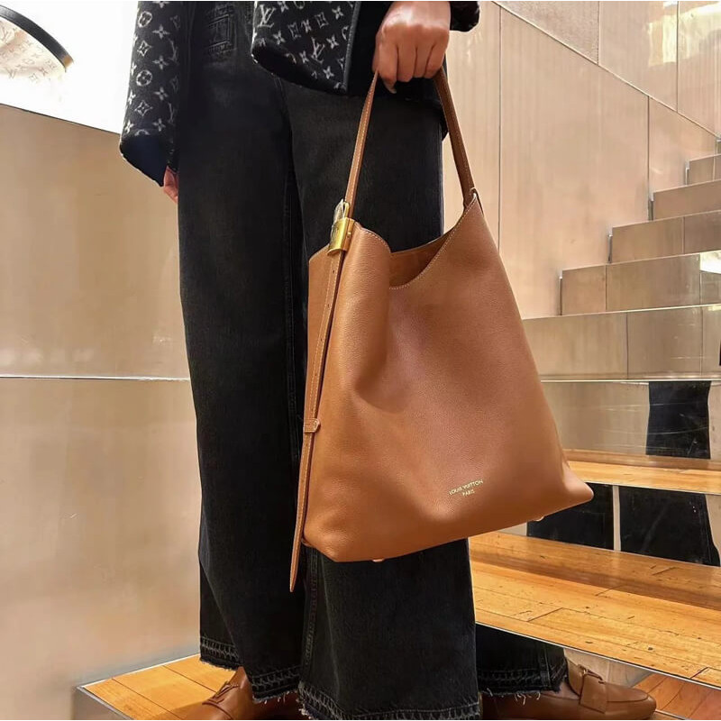 L0vis Vvtt0n Low Key Hobo MM M24974