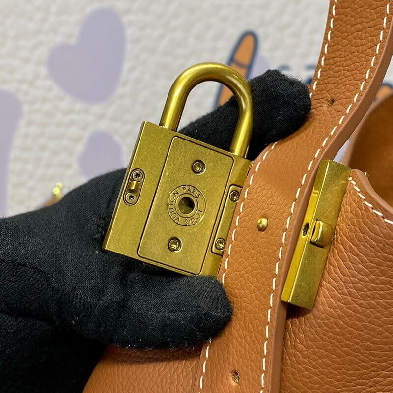 L0vis Vvtt0n Low Key Hobo MM M24974