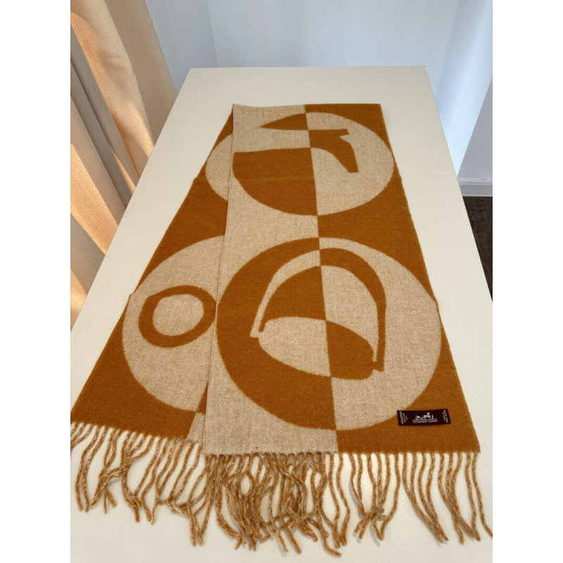 H**me5 Casaque Charms Muffler