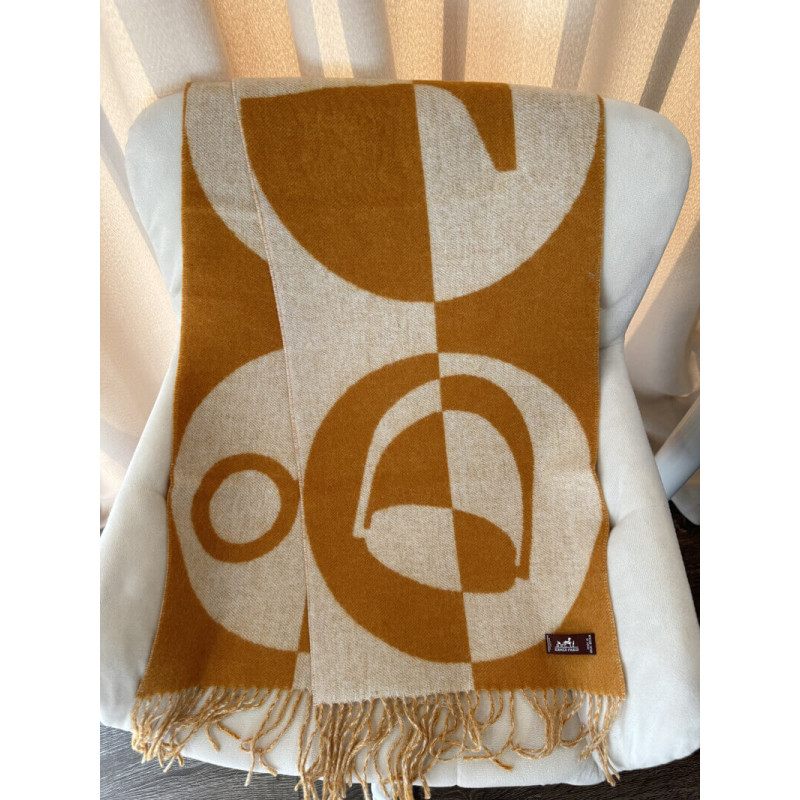 H**me5 Casaque Charms Muffler