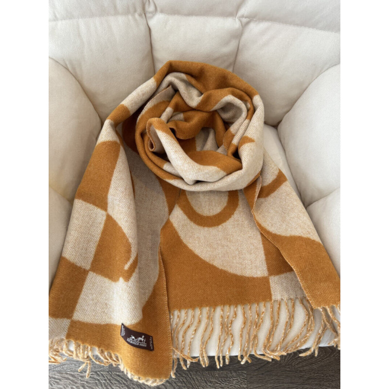 H**me5 Casaque Charms Muffler