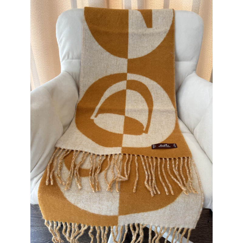 H**me5 Casaque Charms Muffler