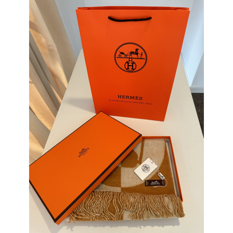 H**me5 Casaque Charms Muffler