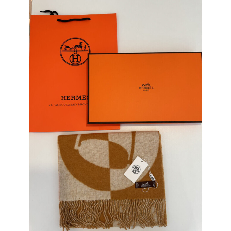 H**me5 Casaque Charms Muffler